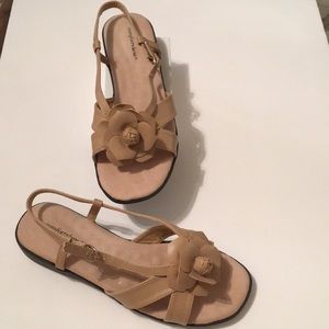 Ladies sandals w/floral detail on toe; adjustable